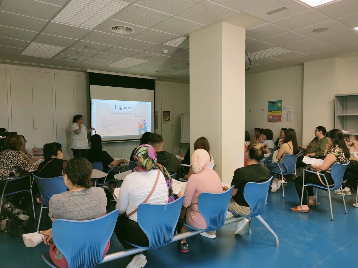 Area3Lorca's tweet photo. Arrancamos talleres en  @TotanaSur destinados a cuidadores de personas dependientes. 🗓️ Durante abril y mayo, sesiones semanales que combinan teoría y práctica para mejorar las habilidades de los cuidadores. Espacio de aprendizaje, apoyo y autocuidado #SemanaDeLaSalud 💪🧠 https://t.co/vv9c8K5Y3u