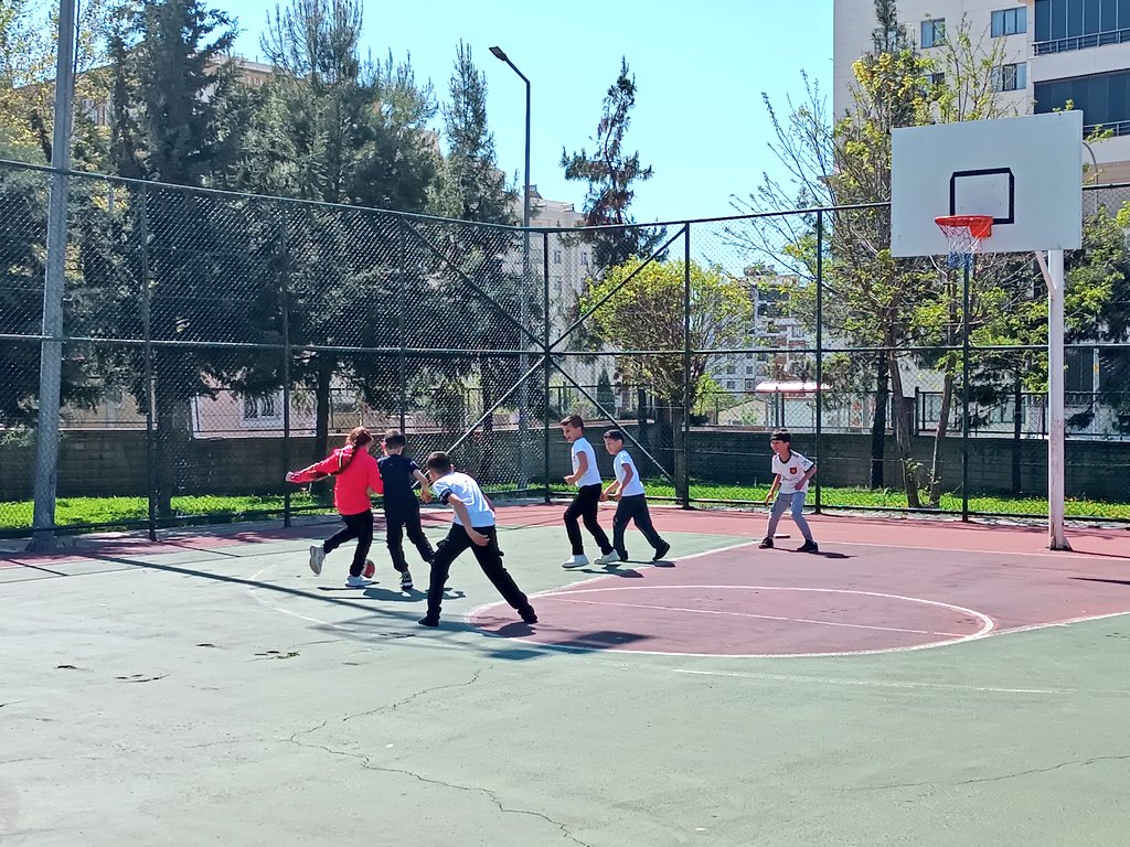 Gençlik Merkezi olarak, gençlerimizin sosyal uyumunu ve katılımını desteklemek için eğitimlerimize devam ediyoruz. 🤗 Futbol ve sanat gibi alanlarda yetenekli gençlerimizi destekleyerek geleceklerine katkı sağlıyoruz. Birlikte daha güçlüyüz! 💪 #VerEliniKardeşim @OA_BAK