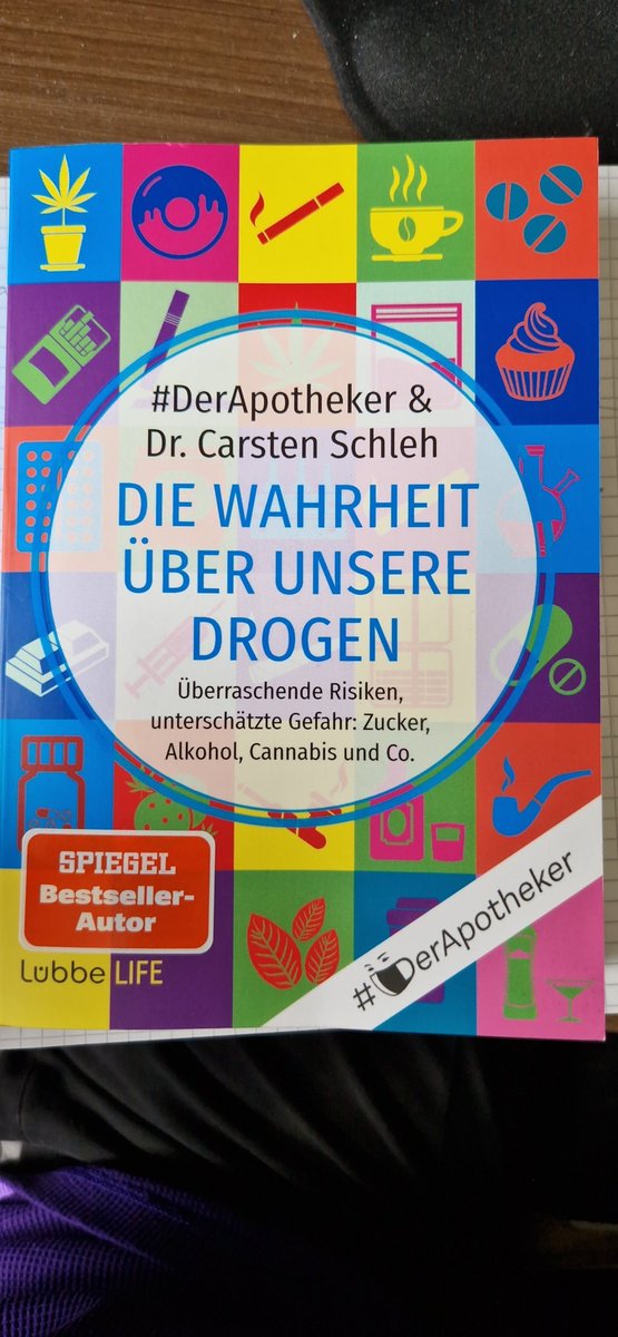 Idylle am Wochenende: Vogelzwitschern Fahnenmastgeklapper Sonnenschein drölf Rasenmäher lautstarke Popmusik Ich denke, ich verstecke mich lieber auf dem Sofa in meinem neuen Buch. Habe gehört, das muss man gelesen haben. @ApothekerDer @Schleh_Tox