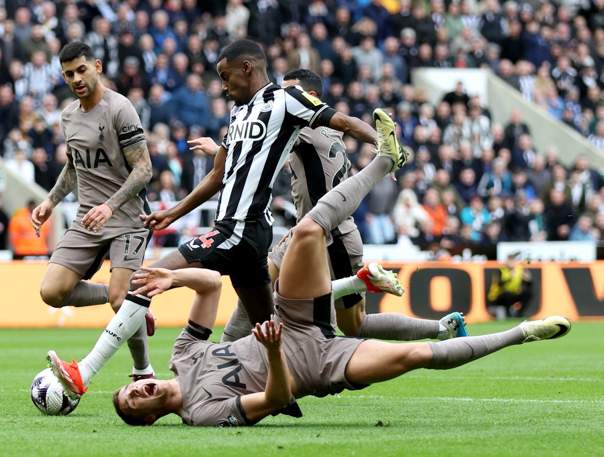 Sensational image of Van de Ven eating grass as Isak scores for Newcastle. He's been excellent for Tottenham this season but that was schoolboy defending by him for both goals #NEWTOT