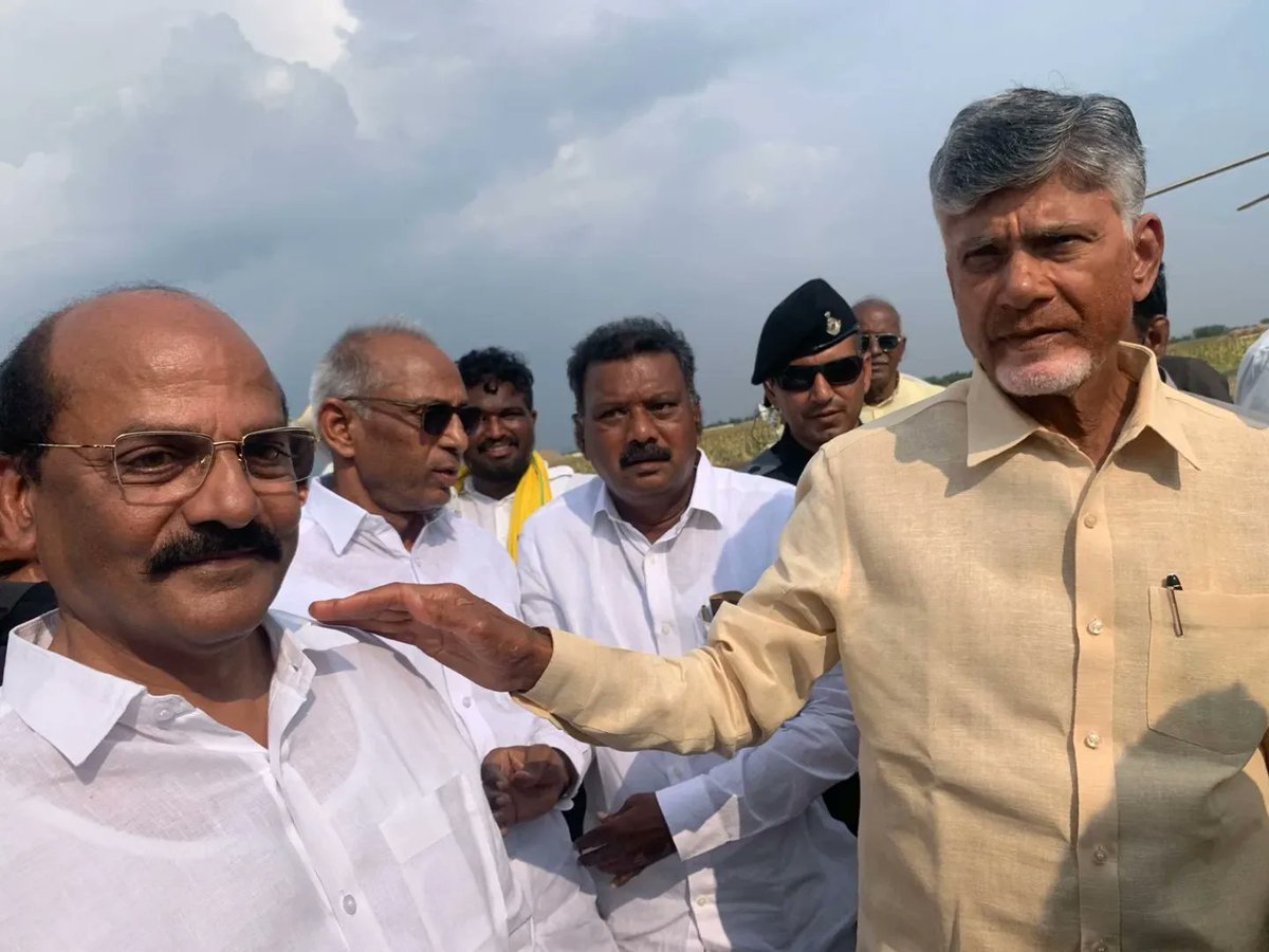 yv_anjaneyulu's tweet photo. తాడికొండ నియోజకవర్గం ప్రజాగళం బహిరంగ సభకు విచ్చేసిన గౌ శ్రీ నారా చంద్రబాబు గారికి ఘన స్వాగతం పలికిన సత్తెనపల్లి మాజీ శాసనసభ్యులు వై.వి ఆంజనేయులు గారు.
#prajagalam #Narachandrababu #yvanjaneyulu #TeamYV https://t.co/6tgwueVLnM