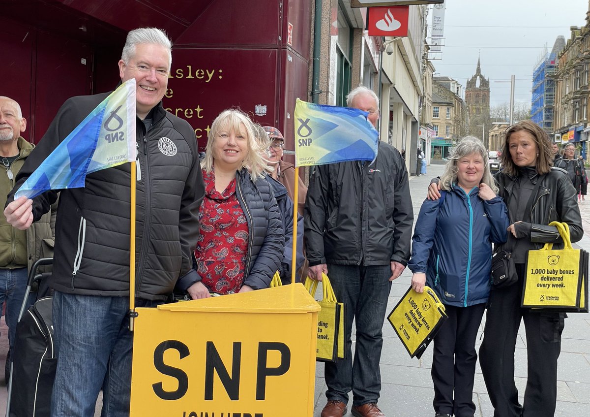 Out and about at the centre of the universe campaigning with @jacquelinecSNP . Bit rainy but not stopping us chatting by with the good buddies of Paisley. #VoteSNP #ActiveSNP