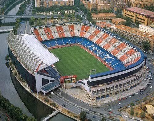 Atletico Madrid’in önceki stadının altından karayolu geçiyordu. Burada da olur neden olmasın?