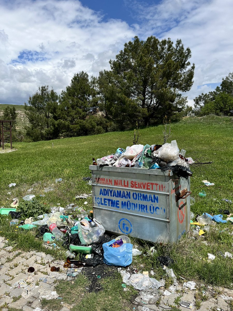 19ZDEMR's tweet photo. Adıyaman Beşpınar Vadisi mesire alanların çoğu bu halde, üstelik girişte 30 TL alınmasına rağmen hiç temizlik ve bakım yapılmıyor, yetkilileri bu konuda gerekeni yapmasını  talep ediyoruz @AdiyamanBelTR @adiyamangovtr @avtutdere @OGMgovtr @cihanhaber02 @ibrahimyumakli https://t.co/6HGWiptPOd
