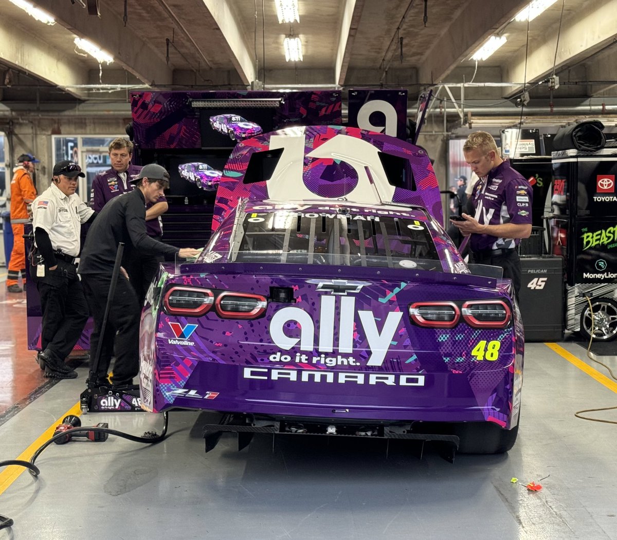 The #Ally48 team is up and at ‘em early this morning at @TXMotorSpeedway. @Alex_Bowman will hit the track for practice and qualifying in Group A starting at 10:35am, ET on @FS1.