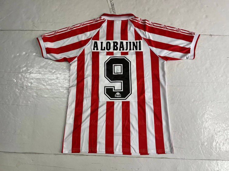 jorge_am26's tweet image. 🚨 ¿𝐐𝐔𝐈𝐄𝐑𝐄𝐒 𝐋𝐀 𝐂𝐀𝐌𝐈𝐒𝐄𝐓𝐀 𝐃𝐄 ‘𝐀 𝐋𝐎 𝐁𝐀𝐉𝐈𝐍𝐈’? 🚨

🏆 Es el lema que nos ha hecho campeones de Copa. Sorteamos esta camiseta entre uno de los que den RT y nos sigan a @futbasketcamis4 y a mí.

Cerraremos el plazo cuando lleguemos a 450 Rt’s. Zorte on! 🤍