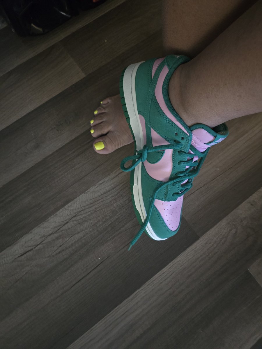 If I was ever gonna buy a pair this was the pair. Nike did a big one when they did these 💗💚💗💚
#nikedunks