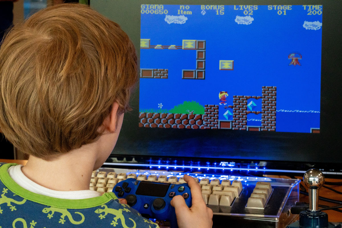 hnfpb's tweet photo. Ein wunderbarer erster Tag des Retro Computer Festivals ist beendet. Eine tolle Atmosphäre mit vielen, vielen Gesprächen und beeindruckenden Rechnern erwartet euch auch morgen ab 10 Uhr im HNF beim 2. Tag des Festivals. https://t.co/S4r7yGzzeW