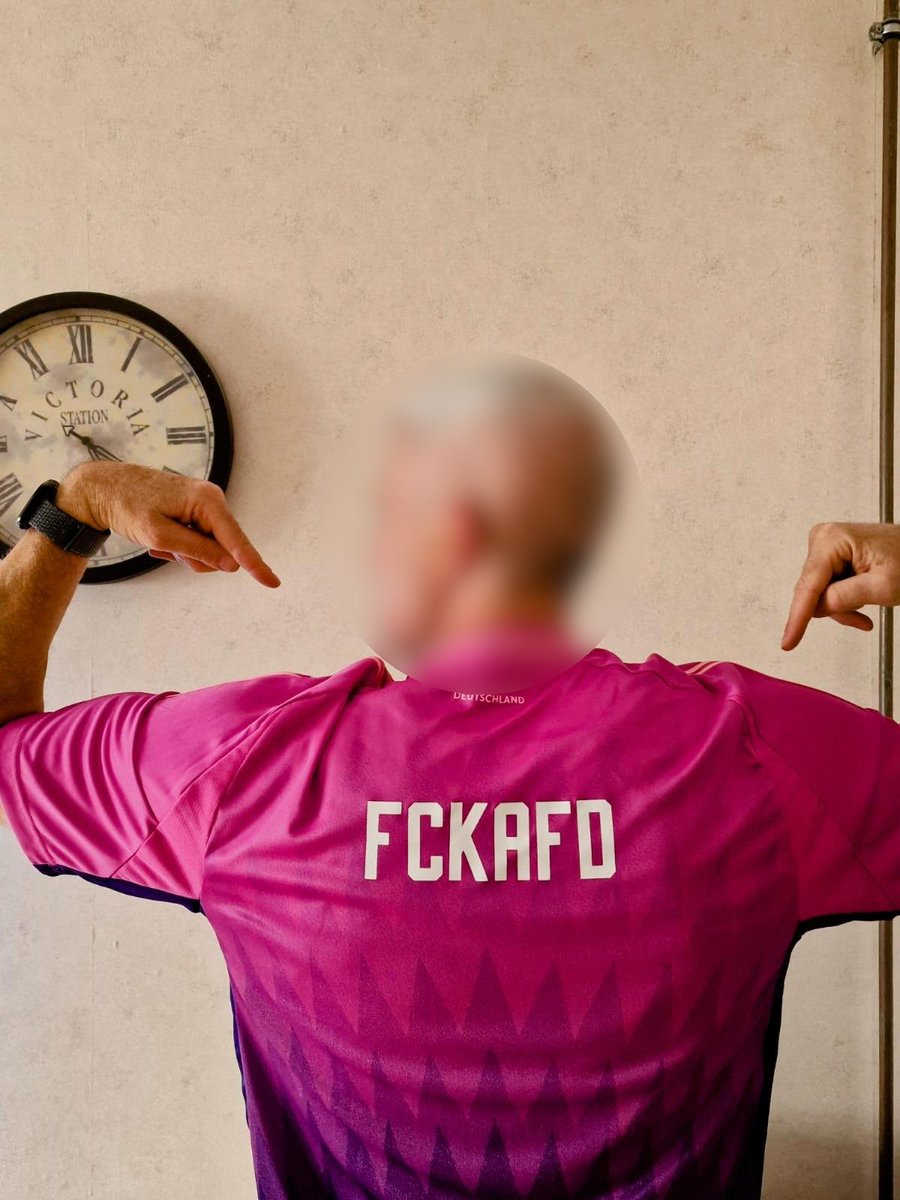 Wie kann man das tolle Shirt von ⚽️#DieMannschaft noch toller machen?
Durch ein lautes #FCKAFD als Rückennummer! 💪

#NazisRaus #AfDVerbotSOFORT #Deportationspartei #RusslandGeld