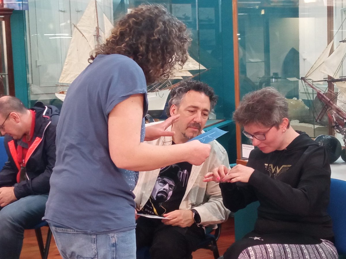 RedeMuseistica's tweet photo. 📸​Dentro do proxecto "VI Fotografía a Cegas "SINESTESIA", hoxe comeza un novo obradoiro, titulado "Imaxe analóxica e imaxe dixital" e impartido polas artistas 👩‍🎨​Carmen Porteiro e Ledi Bellón 🎨

👉​Estaremos no @MuseodoMarLugo durante todo o día, en sesións de mañá e tarde. https://t.co/7EWckq51G2