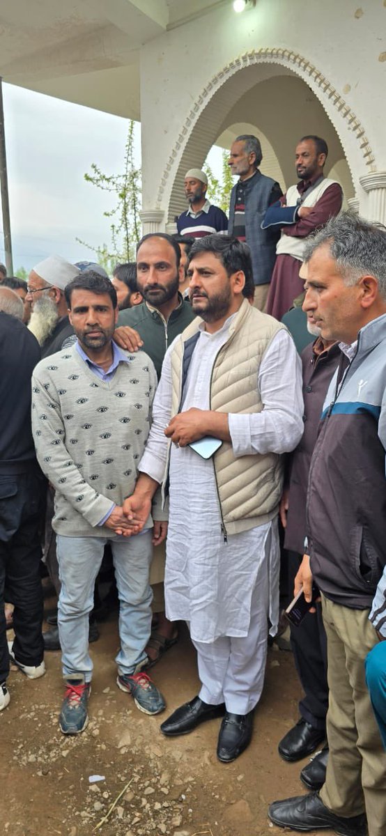 FayazMiroffice's tweet photo. During a visit to Bandipora today, @MirMohdFayaz , @jkpdp candidate for the Baramulla Lok Sabha constituency, interacted with the party's District Committee.

@MehboobaMufti @YouthJKPDP @jkpdp https://t.co/fh5LUdcDsA