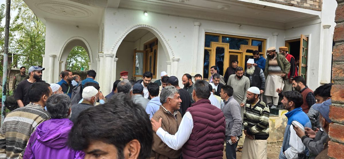 FayazMiroffice's tweet photo. During a visit to Bandipora today, @MirMohdFayaz , @jkpdp candidate for the Baramulla Lok Sabha constituency, interacted with the party's District Committee.

@MehboobaMufti @YouthJKPDP @jkpdp https://t.co/fh5LUdcDsA