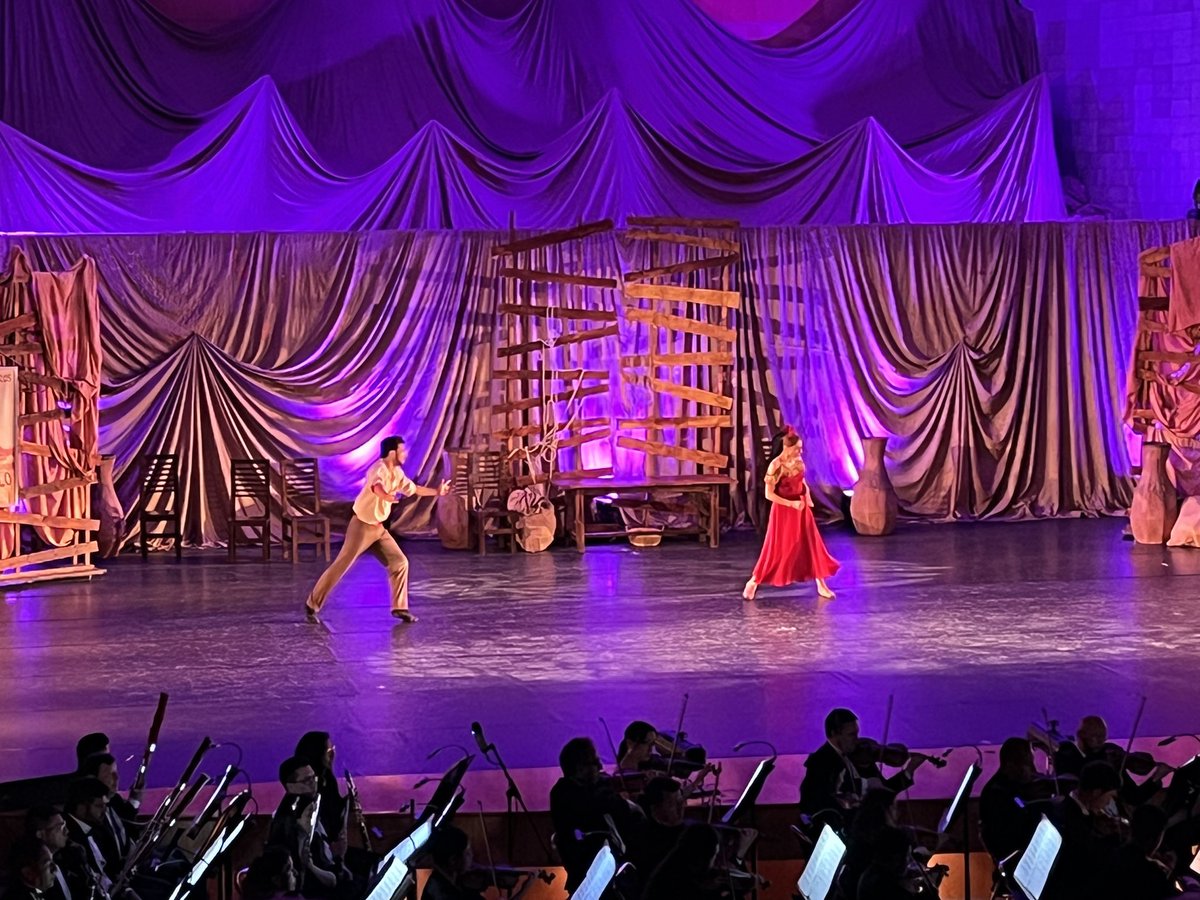 Celebrando anoche el 19° aniversario de la @casadelamusicaq con una maravillosa interpretación del muy español ballet 💃💃“Carmen”, a cargo de la Cía. Nacional de @Danza_Ec y la @sinfonicaosne ¡Felicidades🎂!