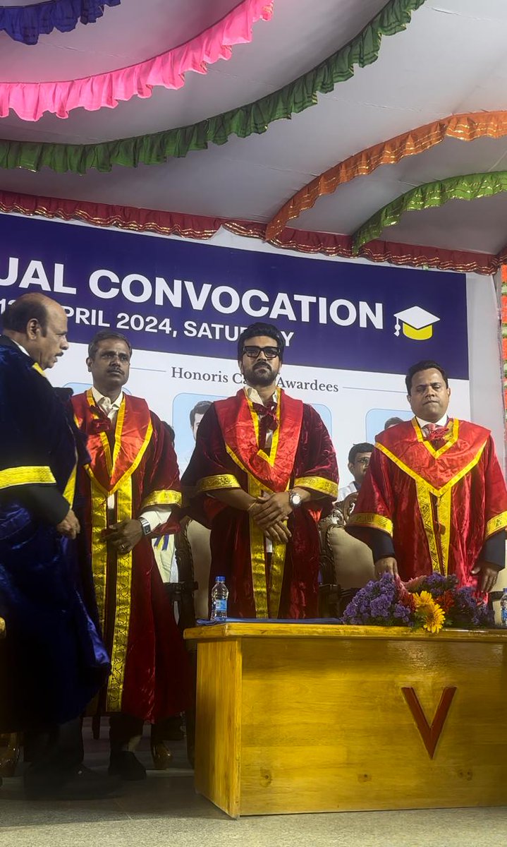 NtvTeluguEnt's tweet photo. Global Star @AlwaysRamCharan get honoured With Doctorate At Vels University
#DrRamCharanKonidela #RamCharan #Doctrate #GlobalStarRamCharan #VelsUniversity #NTVENT https://t.co/wS7xkW2L9N