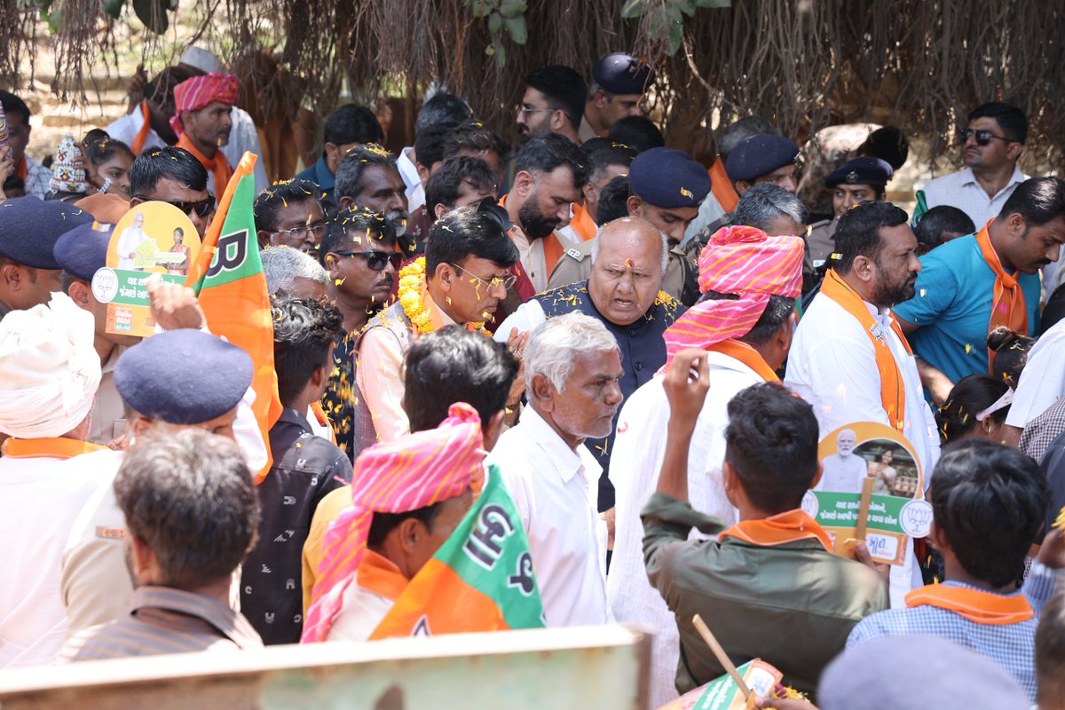 mansukhmandviya's tweet photo. “જનતાનો એક જ હુંકાર,
પોરબંદરમાં ફરી ભાજપ સરકાર”

૧૧-પોરબંદર લોકસભા મતક્ષેત્રના શીલ જિલ્લા પંચાયત સીટમાં જનસંપર્ક દરમિયાન ગામના લોકોનો જોવા મળેલ સ્નેહ, વિશ્વાસ અને સંતોષની લાગણી ત્રીજીવાર ભાજપની ઐતિહાસિક જીત અને "અબકી બાર ૪૦૦ પાર"ના સંકલ્પને સાકાર કરવાના સ્પષ્ટ સંકેત સૂચવે છે. https://t.co/2oaVE6OXm0