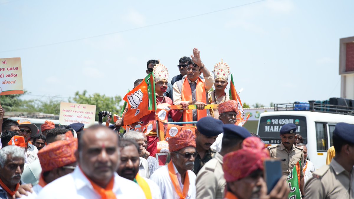 mansukhmandviya's tweet photo. “જનતાનો એક જ હુંકાર,
પોરબંદરમાં ફરી ભાજપ સરકાર”

૧૧-પોરબંદર લોકસભા મતક્ષેત્રના શીલ જિલ્લા પંચાયત સીટમાં જનસંપર્ક દરમિયાન ગામના લોકોનો જોવા મળેલ સ્નેહ, વિશ્વાસ અને સંતોષની લાગણી ત્રીજીવાર ભાજપની ઐતિહાસિક જીત અને "અબકી બાર ૪૦૦ પાર"ના સંકલ્પને સાકાર કરવાના સ્પષ્ટ સંકેત સૂચવે છે. https://t.co/2oaVE6OXm0