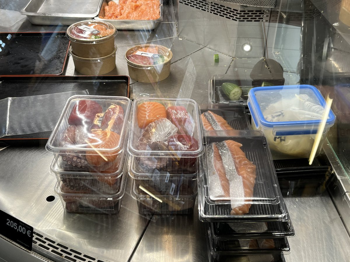 DGlanzGermany's tweet photo. デュッセルドルフで海鮮と言えば Sushi Matsumoto さん。土曜日の今日は行列でした。

新鮮なお刺身たっぷりのチラシとお刺身セットを購わせていただきました。

倉庫のようなお店の中です。

#すしまつもと #sushimatsumoto #デュッセルドルフの和食 #デュッセルドルフ生活 #デュッセルドルフ生活 https://t.co/02XvpIxxWf