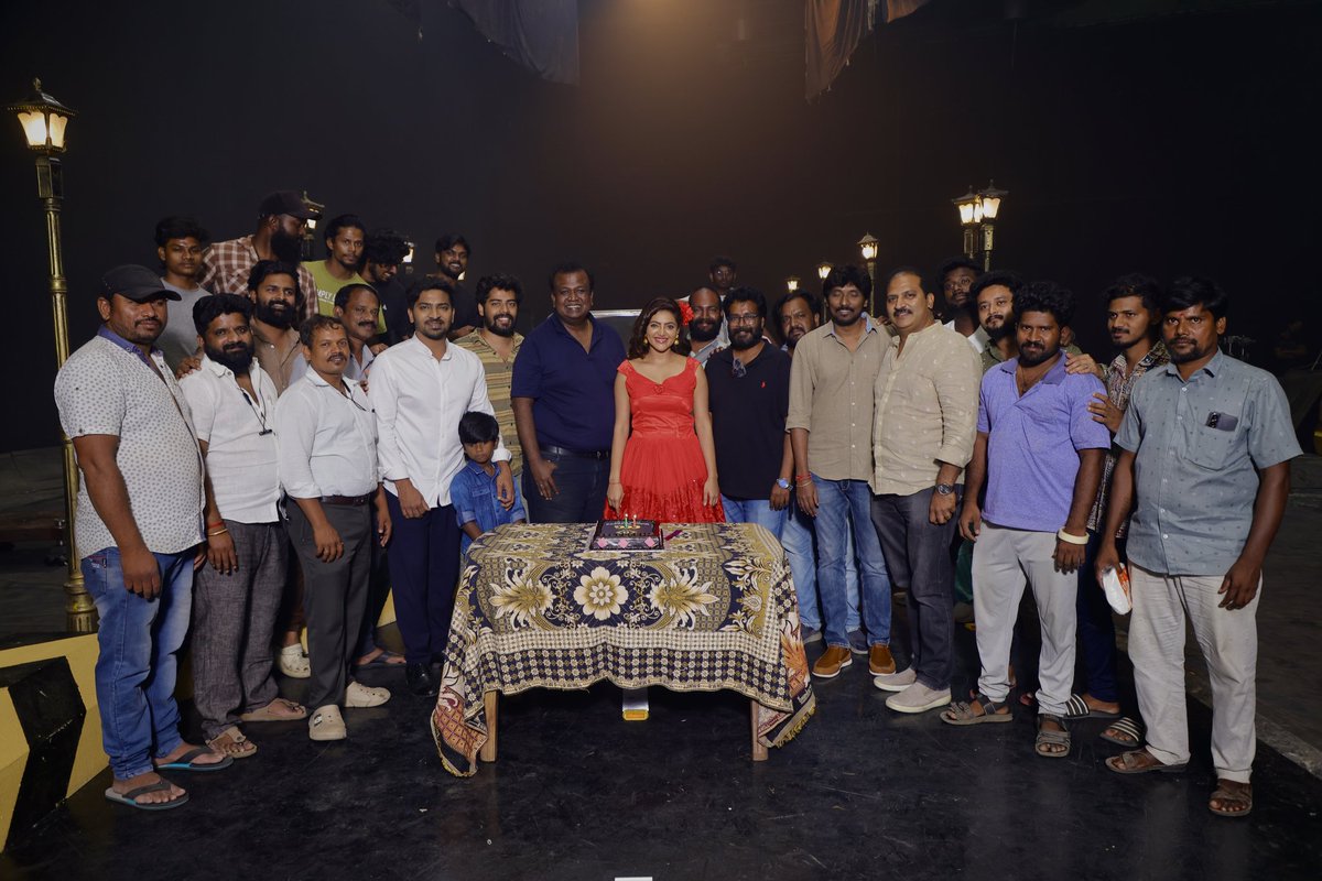 It's a wrap for #ChennaiCityGangsters - all smiles as we are done with the shoot for this entertaining film. Big cheers to the team, get ready to catch it in theatres. An @immancomposer musical. @BTGUniversal @bbobby @ManojBeno @actor_vaibhav @AthulyaOfficial @Mani_Rajeshh