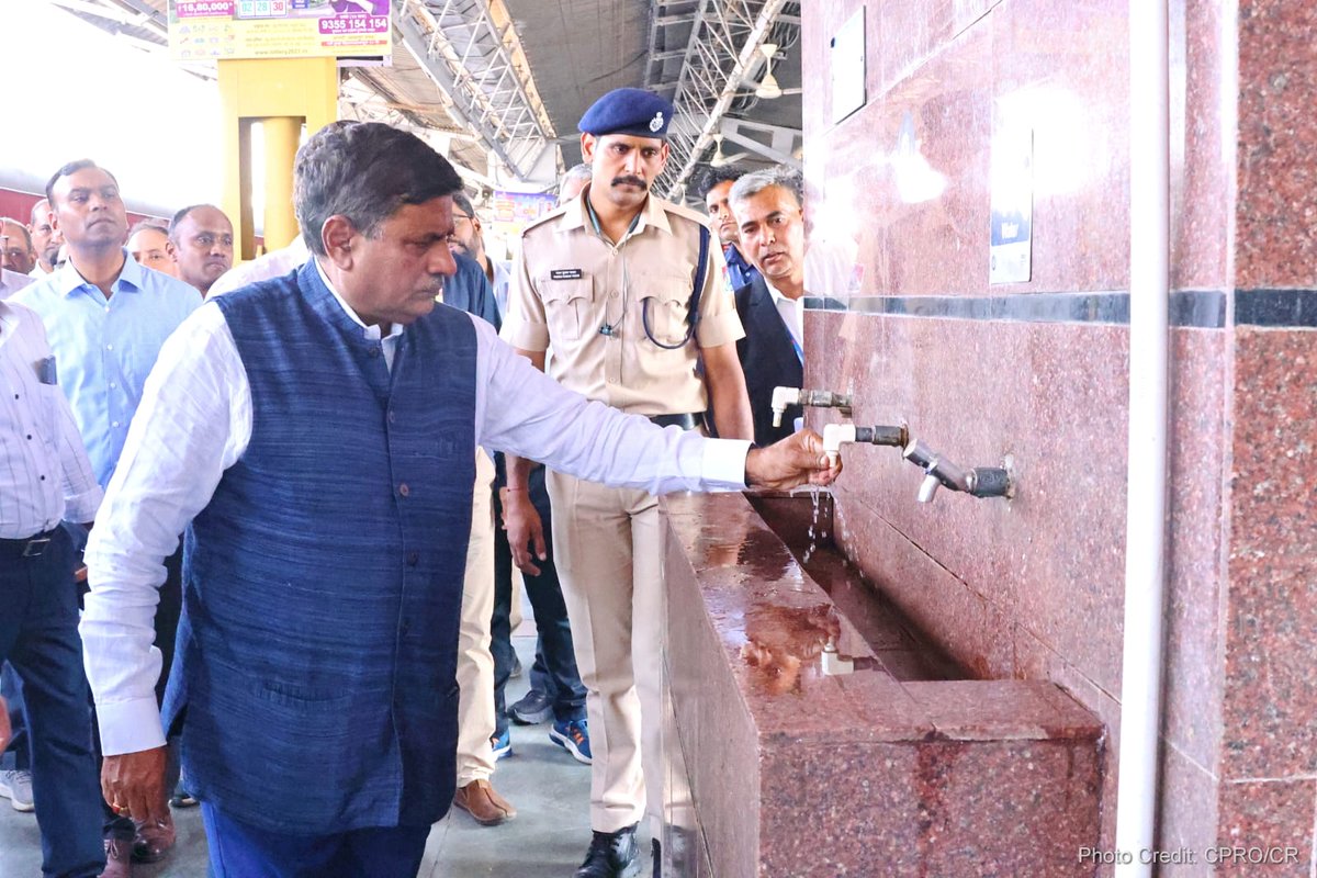 Visited Lokmanya Tilak Terminus Railway Station to inspect the arrangements for running of summer special trains and discussed various intricacies with @drmmumbaicr, PCCM, PCSC for seamless passenger movement.