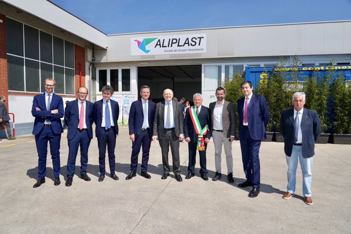 GruppoHera's tweet photo. Sta per iniziare nell'impianto #Aliplast a Borgolavezzaro (NO) il talk "Il nuovo Regolamento Ue sui rifiuti da imballaggio" con il Ministro dell’Ambiente e della Sicurezza @GPichetto, l’AD #GruppoHera Iacono e l’AD di #Herambiente Ramonda. Modera Saldutti, giornalista @Corriere https://t.co/q7pmcEFr3J