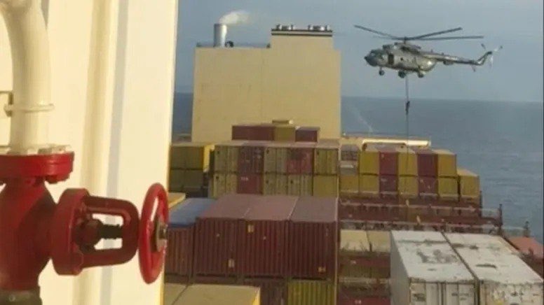 #SONDAKİKA İran Devrim Muhafızları, Körfez sularında İsrailli iş insanı Eyal Ofer'in sahibi olduğu bir gemiye el koyduğunu duyurdu.