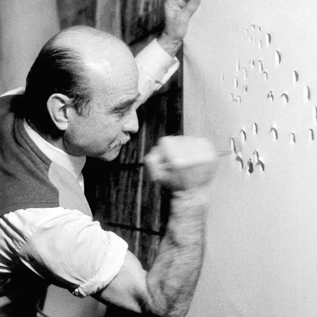 gm 'Colour, an element of space; sound, an element of time; and movement oscillates between the two.' Lucio Fontana 1960s