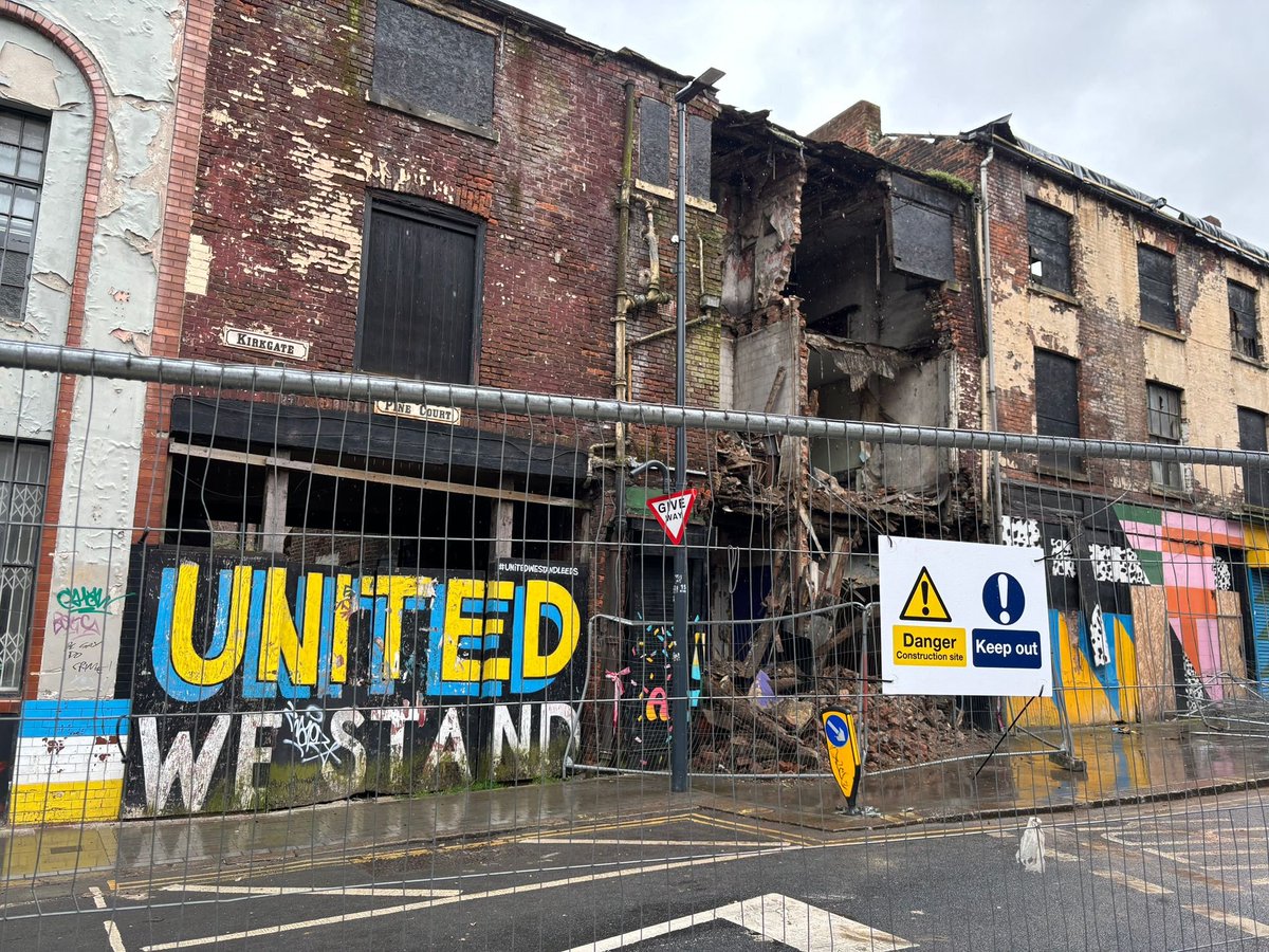 ' ... NOT UNITED, WE ... ' How has it come to this? I've long said that it's shameful for the oldest street in Leeds, so close to all the prosperity, still to have property in this state. Now that 34 Kirkgate has actually collapsed, what's going to happen? #HeritageBeyondRisk