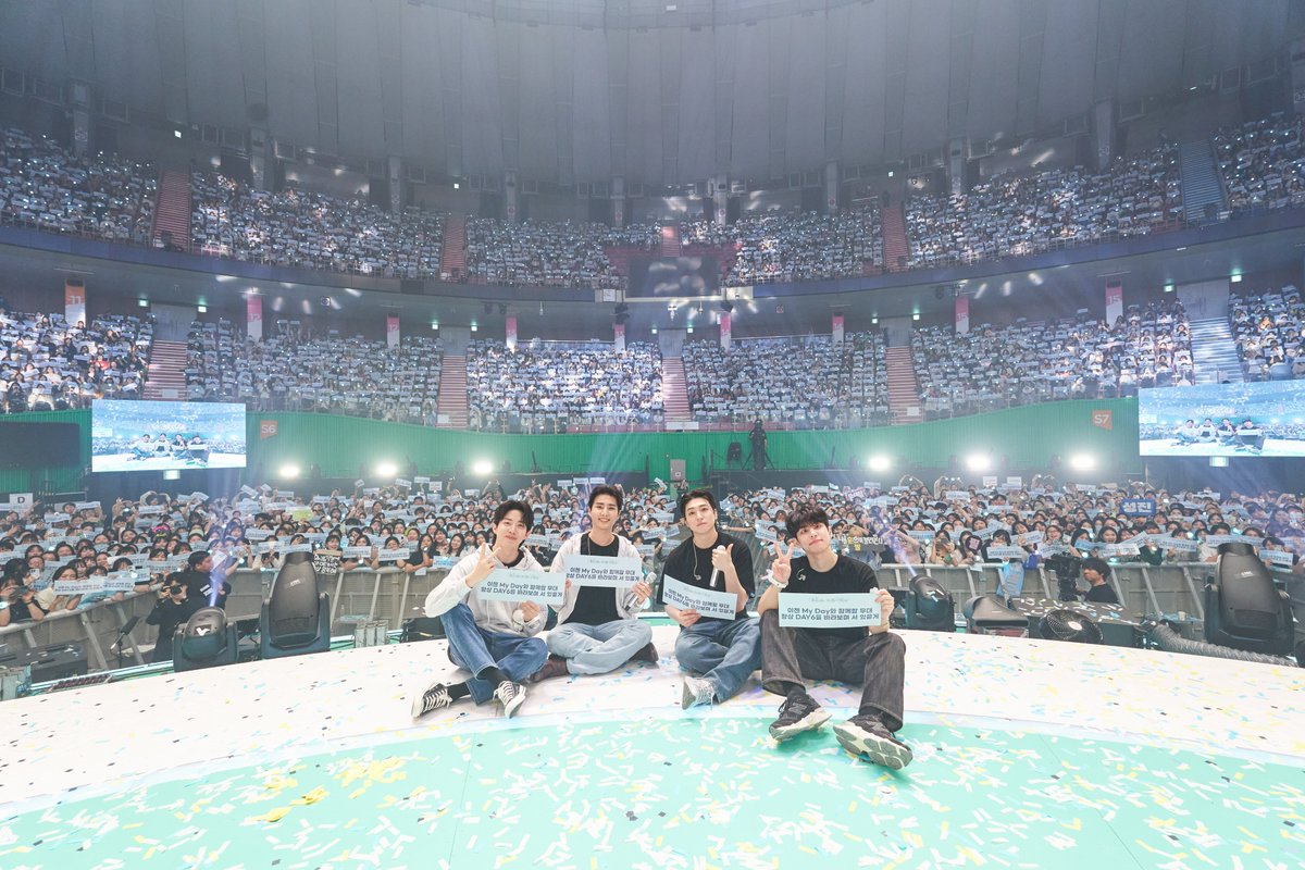 day6official's tweet photo. [ #DAY6_BEHIND ]

My Day가 더 행복해지길 바래
매일 같은 바램🎶

까만 공연장이 불빛으로 채워진
오늘 이 순간을 함께 기억해요!🌌 

#DAY6 #데이식스
#DAY6_CONCERT
#Welcome_to_the_Show https://t.co/tcosluvEi6