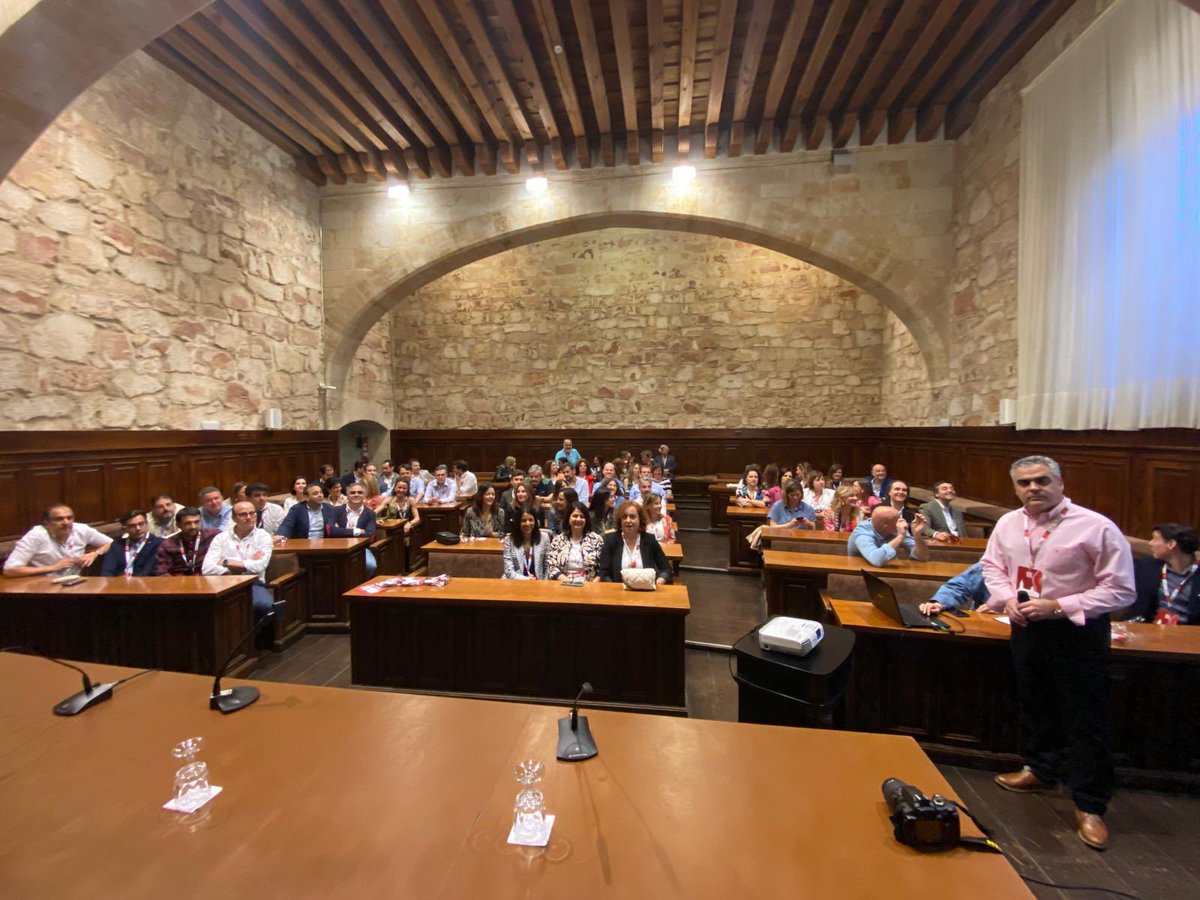 alumniusal's tweet photo. La promoción de Medicina de la @usal que finalizó hace 25 años se reencuentra en Salamanca para revivir su etapa universitaria. Esperamos que disfruten de su visita y que esta jornada les traiga gratos recuerdos. #SalamancaFinde #soyUSAL https://t.co/4aflHHLZh6