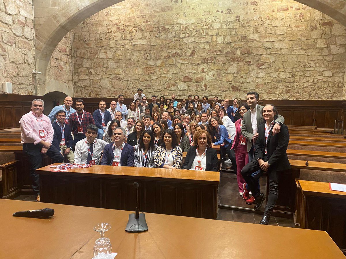 alumniusal's tweet photo. La promoción de Medicina de la @usal que finalizó hace 25 años se reencuentra en Salamanca para revivir su etapa universitaria. Esperamos que disfruten de su visita y que esta jornada les traiga gratos recuerdos. #SalamancaFinde #soyUSAL https://t.co/4aflHHLZh6