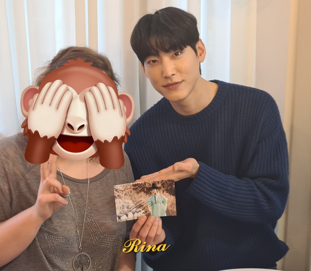 1001_rina's tweet photo. 배우들도 왔어요!! 깜짝 놀랐어요!!!
와줘서 정말 감사해요!!!
둘 다 너무 잘생겼다 🙈❤️🔥

#한입단이_밥이사의_흔적이될게요
#영화개봉_1주년_밥이사데이 
#밥만잘사주는이상한이사님 #밥이사 #영화1주년 #박정우 #박영운 https://t.co/IgVGDUESxI