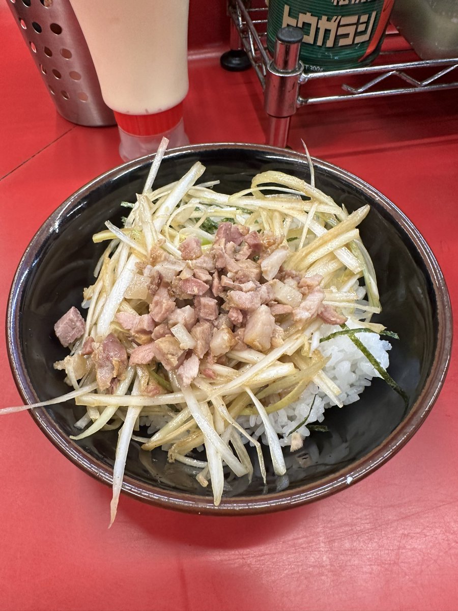 📍王道家本店@柏

W白ネギラーメン
硬濃少
白ネギ丼

🚶JR常磐線柏駅徒歩8分
🍜20時の訪店並び15人着丼55分

おおたか行った後は柏の王道家へ。
スープ調整後のバチ濃いスープを喰らう。
滋賀の近江道家オープンおめてゃす。

ご馳走様でした😋

#王道家 
#王道家柏
#家系ラーメン
#ラーメン…