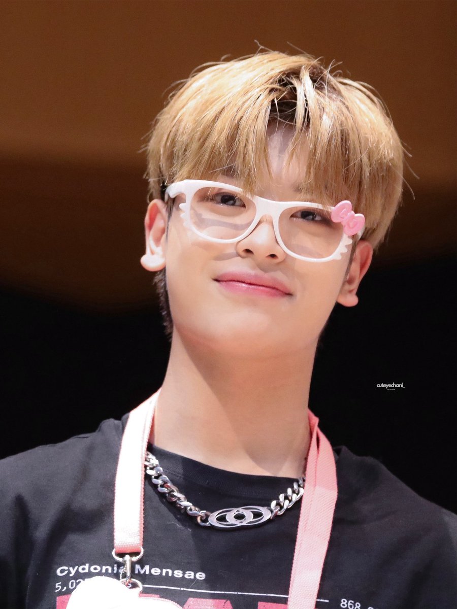 little yechan and him now with the same hello kitty glasses type 🥹