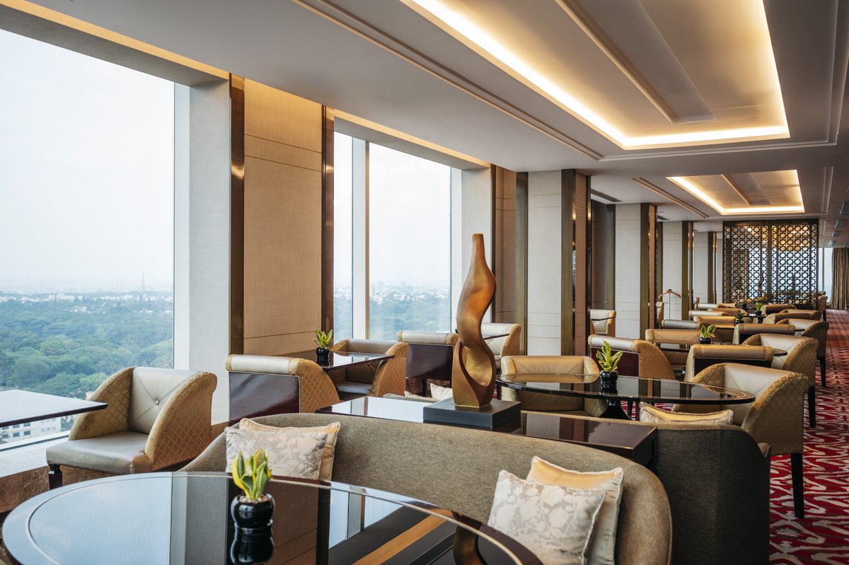 Take in the breathtaking view from Horizon Club. High above the world, on cloud nine. 

#findyourshangrila #shangrilabengaluru #horizonclub #horizonlounge #bengaluru