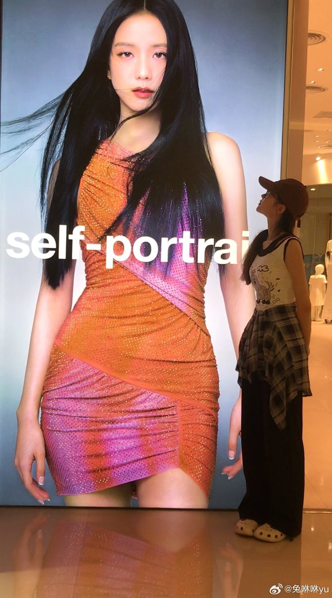 Jisoo #selfportrait ads at nanning Vietniane , china