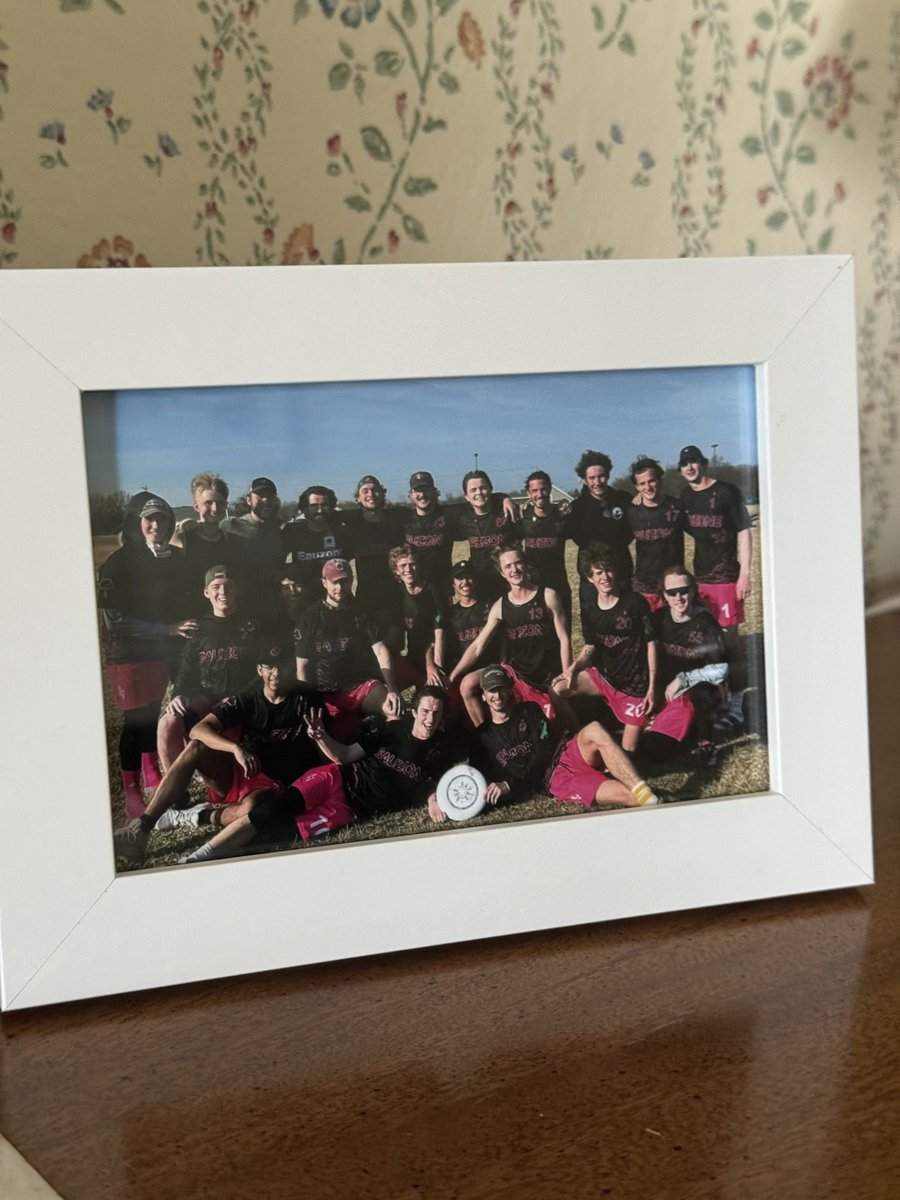 EauzoneUltimate's tweet photo. after a restful night at harvey’s grandparents 😴 eauzone is ready for our fist game vs Birdhouse at 9! (clearly our fans are the best were framed and everything) https://t.co/jlCKie9awU