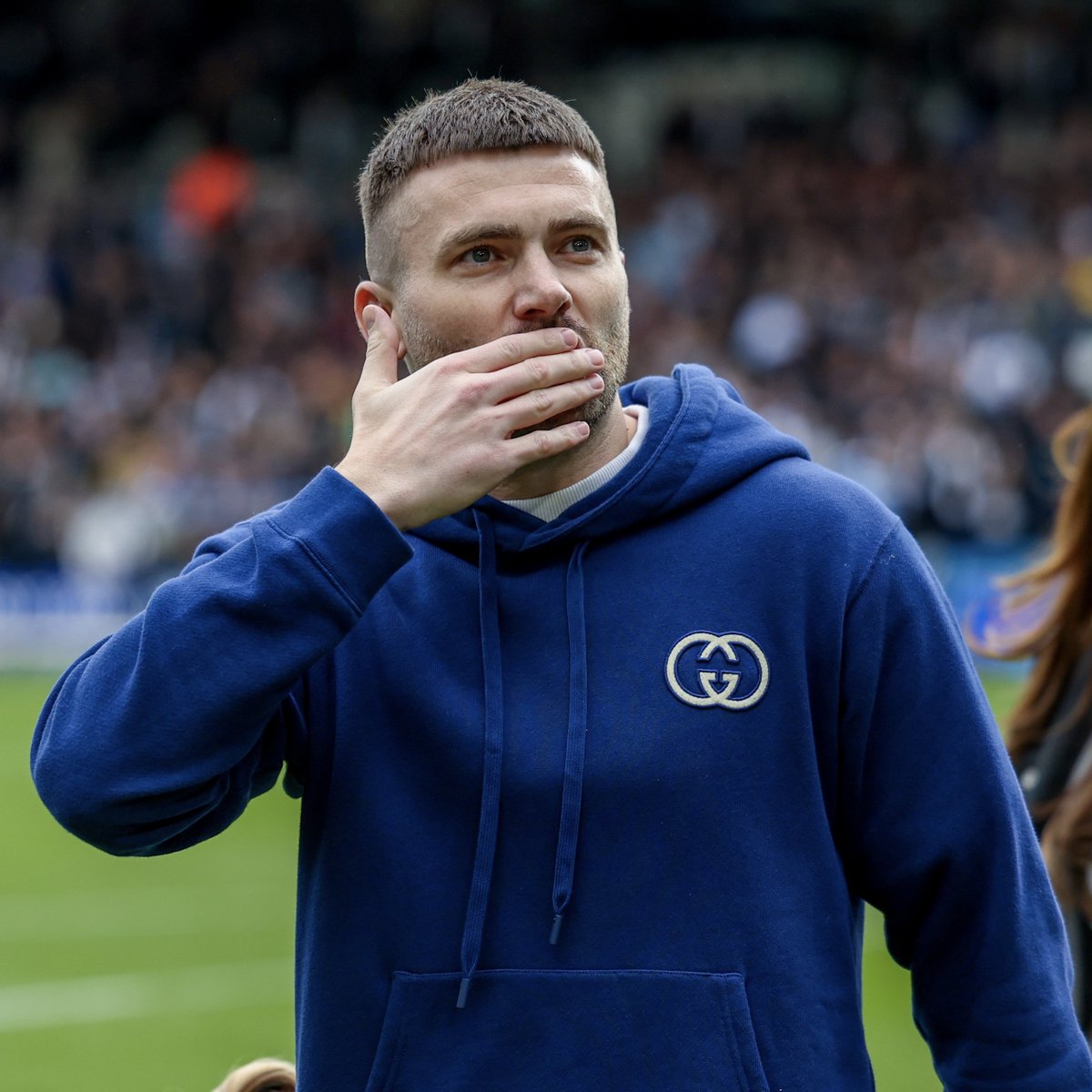 LUFC's tweet photo. 👏 Elland Road rises for a legend! https://t.co/MqckxC6sTl