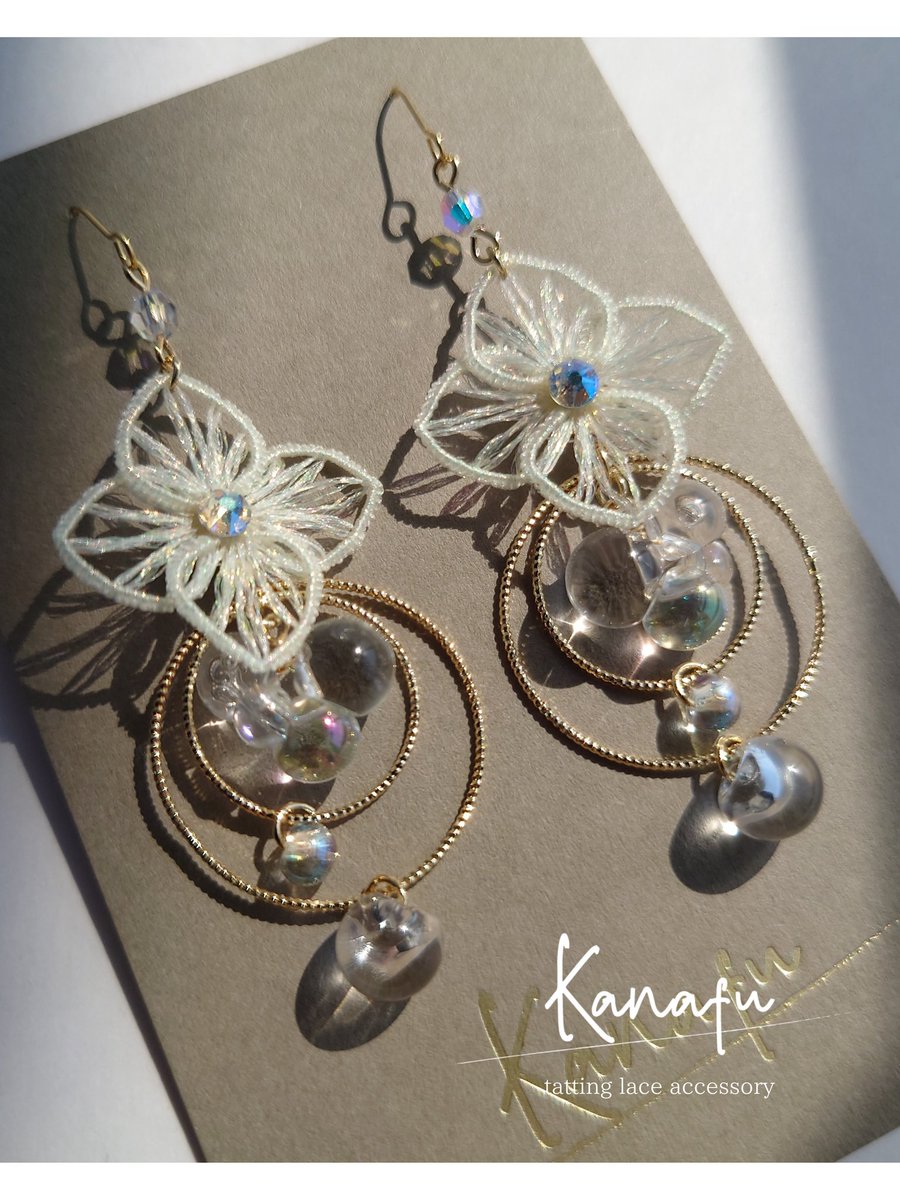 Kanafu10117's tweet photo. うるうるでキラキラ✨
新作の耳飾り完成しました！

《紫陽花-光る-》

光を反射して輝くタティングレースの紫陽花と透明感溢れるビーズ。
瑞々しくて今にも雫が落ちそう。

#東京きものファンフェスタ
#デザフェス59 https://t.co/ATBA2w8PKo
