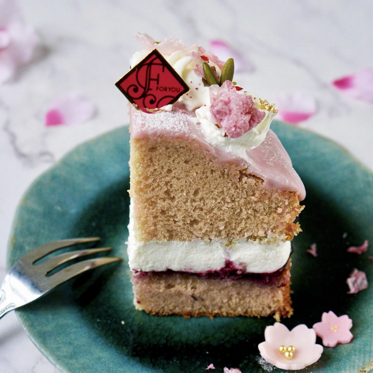 昨日の桜ヴィクトリアケーキの上からと断面写真です🌸✨
桜とベリーの組み合わせおすすめです☺️

#お菓子作り