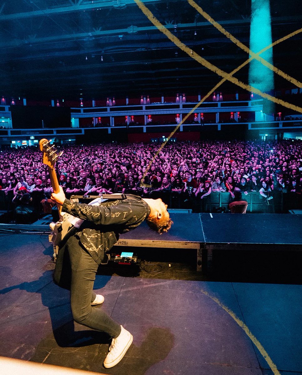 Holding Absence tweet media