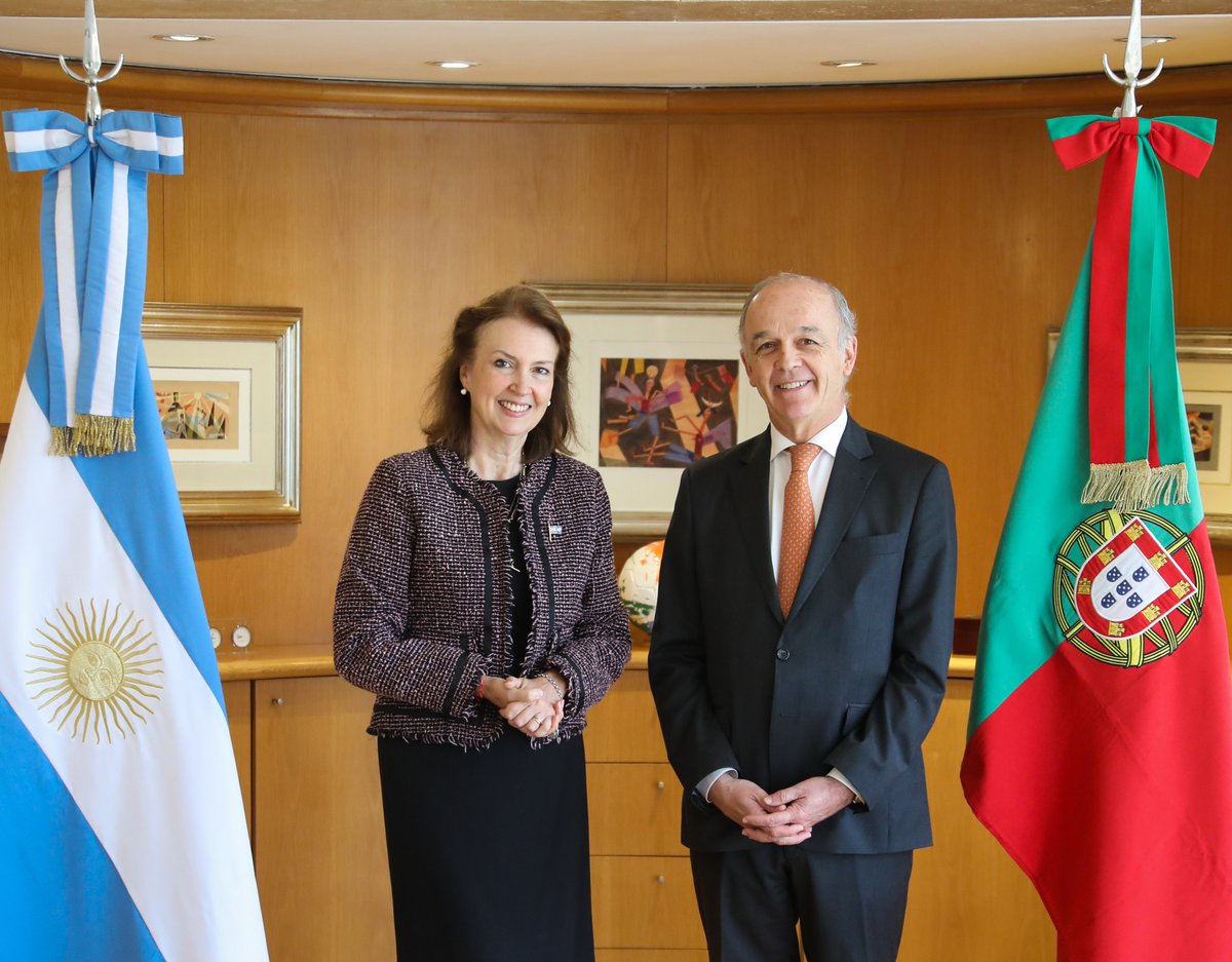 🇦🇷🇵🇹 Foreign Minister Mondino and the Portuguese Ambassador, José Ludovice, discussed the prospects for strengthening the always cordial bilateral relationship, including the increase of bilateral trade, the assessment of ongoing cooperation and the potential in renewable energy