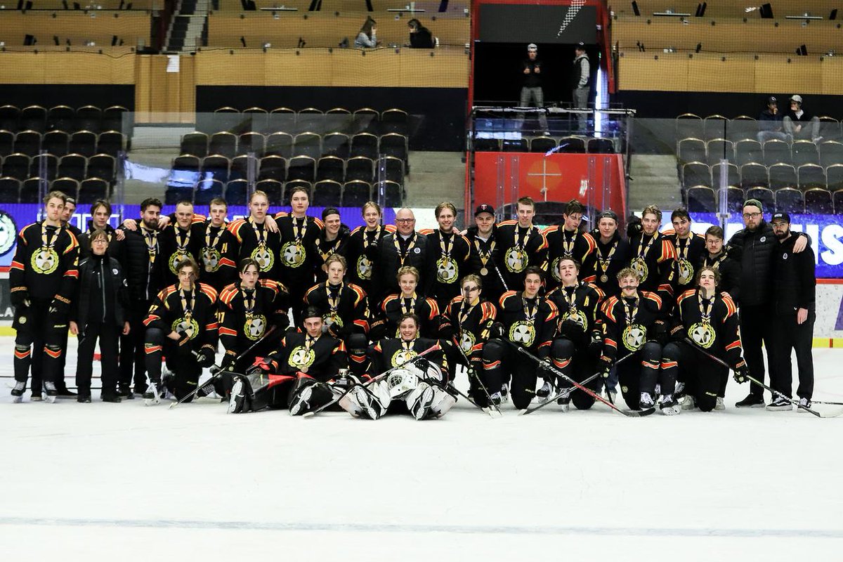 SM-brons i J18 23/24! 🥉👏 Efter den snöpliga 3–4-förlusten i gårdagens semifinal mot Färjestad lyckades laget att mobilisera kraft och energi till dagens bronsmatch mot HV71. Segersiffrorna skrevs till 8–4! Vi lyfter på hatten för en grym säsong! 🎩