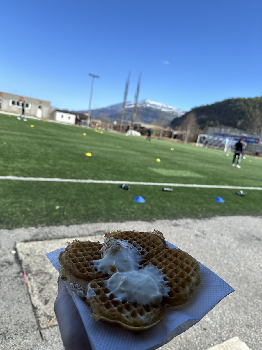 MelhusILSenior's tweet photo. Kiosken kan by på en nykomponert variant:
Vaffel med grøt😵‍💫 
9/10🤤 https://t.co/FCxzxs6KNW