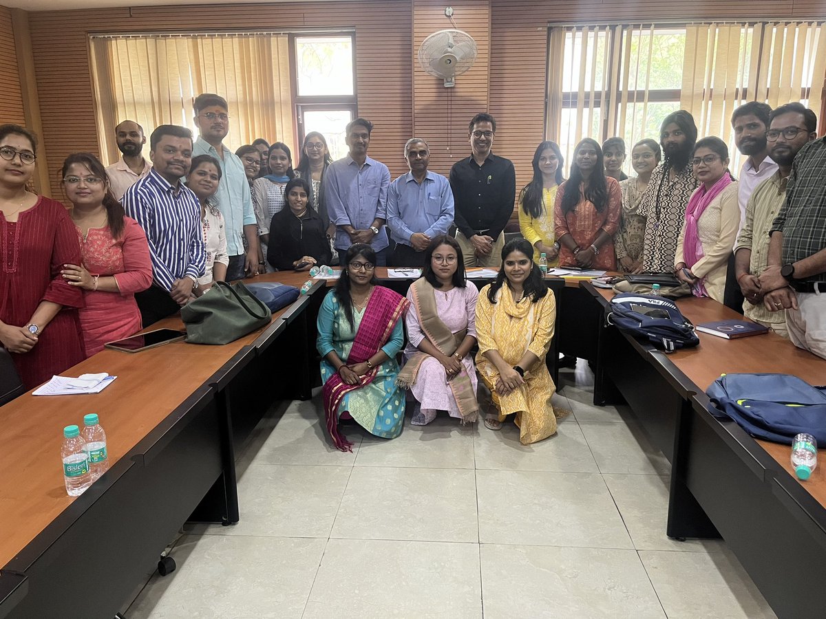 CSGwari's tweet photo. Thoroughly enjoyed being with some of the brightest minds of the university. They have been selected as Teach For BHU Fellows, one of the university’s very promising initiatives. Discussed various aspects of Social Media, important for enhancing professional profile. #BHU 
1/ https://t.co/9q2H33ptq9