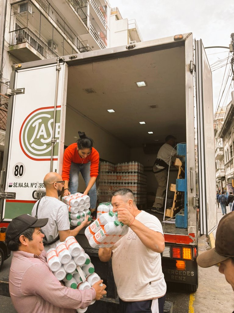 Te acordas los km q hiciste p el #desafiotambero p canjearlos por litros de leche y donarlos al comedor? Bueno, ayer genios de <a href="/laserenisima/">La Serenísima</a> concretaron la entrega.#DesafioTambero una iniciativa solidaria, apolítica Te sumas en la proxima edicion?  #consumirlacteosesbueno GRACIAS