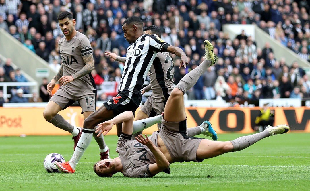 Min 30: Slips, allowing Newcastle to make it 1-0 Min 33: Slips again, letting Newcastle to make it 2-0 tweets that precede unfortunate events…