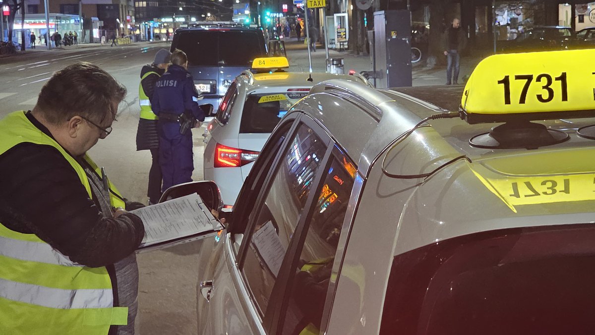 Helsingissä suoritettiin perjantaina laaja taksiliikenteen valvonta yhteistyössä @TraficomFinland, @Verouutiset ja @AVItwiittaa. Suurimmalla osalla asiat olivat kunnossa. Eniten puutteita oli ajopäiväkirjoissa. #poliisi #taksivalvonta #Helsinki Tiedote: poliisi.fi/-/helsingissa-…