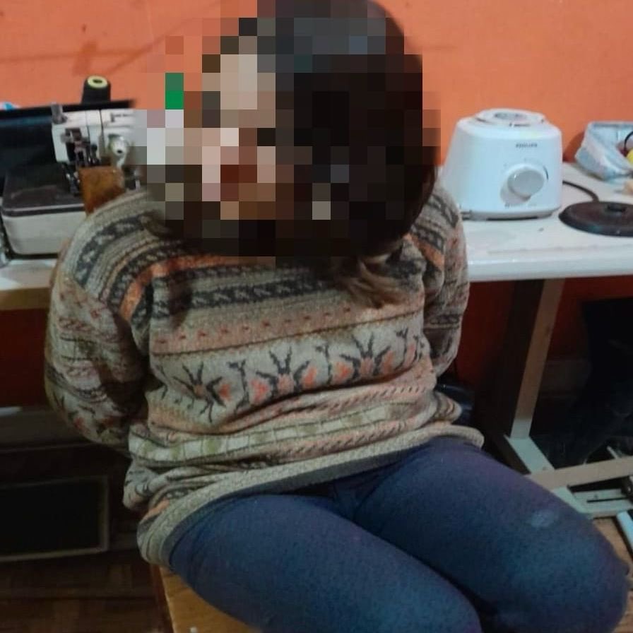 PatoBullrich's tweet photo. Retuvimos al líder y a 3 miembros del Ejercito del Pueblo Paraguayo, una organización guerrillera vinculada a ataques terroristas, secuestros, homicidios y al narcotráfico. El  kirchnerismo les había dado asilo, por eso comenzará el proceso para su extradición, porque no cumplen las condiciones para ser refugiados.

Tienen alerta roja de Interpol y por eso se les debe retirar el refugio, encubrimiento kirchnerista.
  
Usaron nuestro país para criar a sus hijos y luego sumarlos a las filas del EPP en Paraguay. Incurrieron en decenas de delitos, entre ellos, secuestros, asesinatos, narcotráfico y la trata de niños para usarlos de guerrilleros.

El operativo se realizó en conjunto entre PFA, Policía Nacional de Paraguay y nuestros Ministerios y Cancillerías 🇦🇷🇵🇾.

Nos vamos a ocupar de extraditarlos a Paraguay para que rindan cuentas de sus delitos.