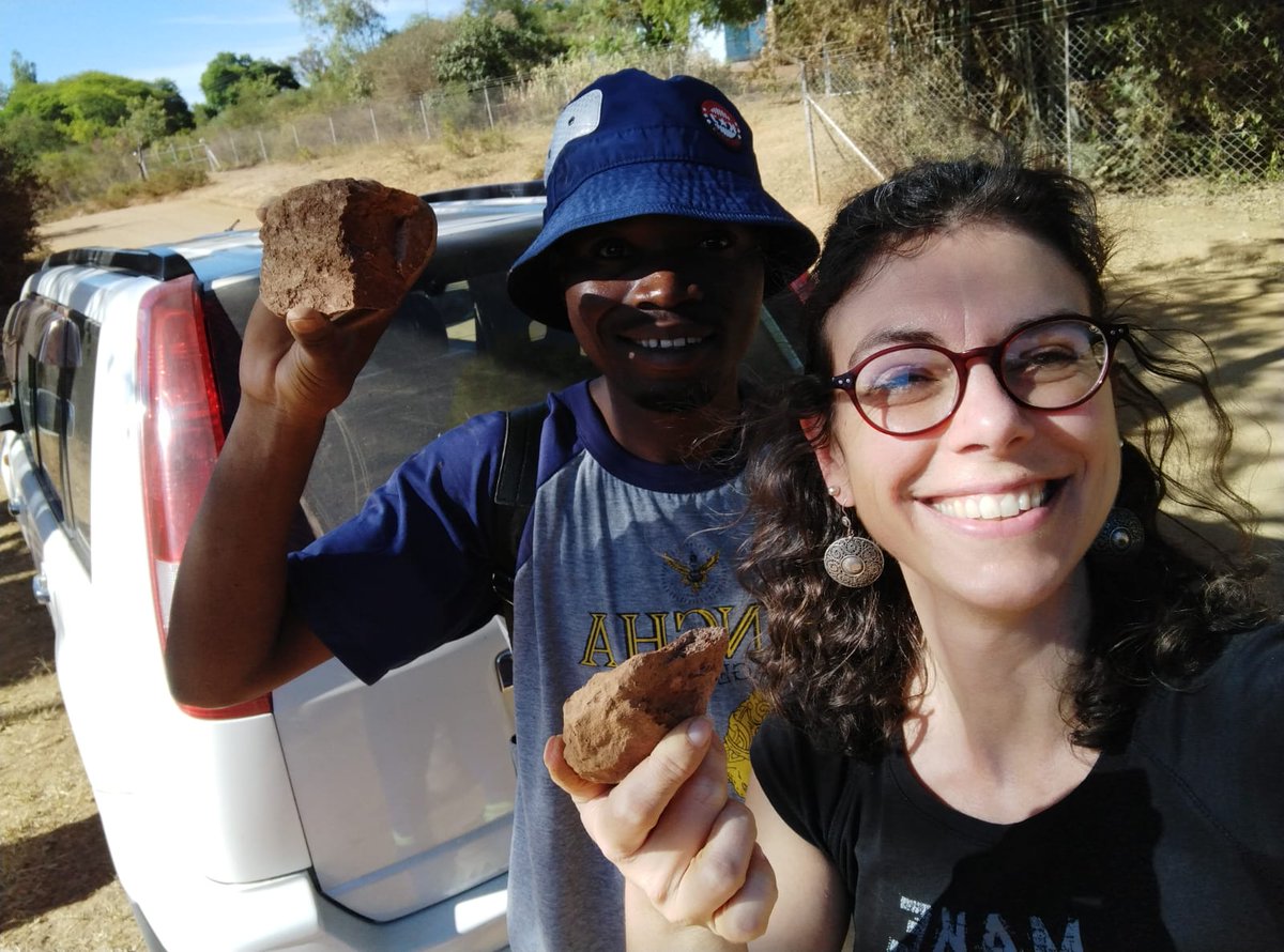 umr5608_traces's tweet photo. #EnDirectDuTerrain
Mission en cours au Zimbabwe (mission #Matobart dir. C. Bourdier @UTJeanJaures) 1/2
Collecte de matières colorantes pour expérimentations de peintures rupestres, en partenariat avec @IFAS_Research, dans le cadre de la thèse de Mr T. Chigwende @WitsUniversity https://t.co/EJOtAp9Zo9