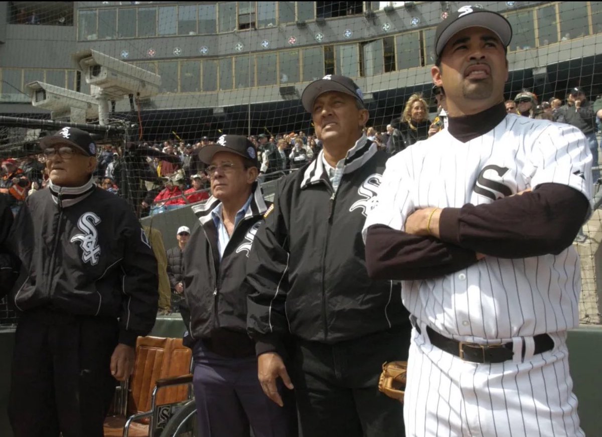 EfrainZavarce's tweet photo. U.S. Cellular Field, Chicago. 13 de abril de 2004. En la foto hecha por Charles Cherney para el @TribuneChicago se reune buena parte de lo mejor de la historia de Venezuela en @LasMayores. Alfonso Carrasquel, Luis Aparicio y David Concepción son invitados a la ceremonia previa al primer juego en ese escenario de la temporada en la cual Oswaldo Guillén hace su estreno como manager de @MLB. 

El Chico, Aparicio y Guillén realizaron el primer pitcheo por tratarse de expeloteros del equipo, todos fueron defensores del shortstop. 

37.706 personas asistieron al encuentro que ganó @whitesox 12-5 a @Royals.